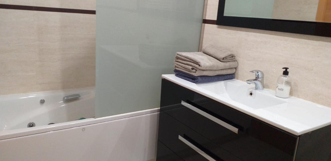 Apartamento Los Lirios Logrono Luaran gambar